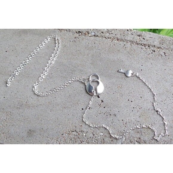 Silver Tone Metal Key Keyhole Lariat Y Chain Pull Thru Necklace Long Adjustable - Picture 4 of 5